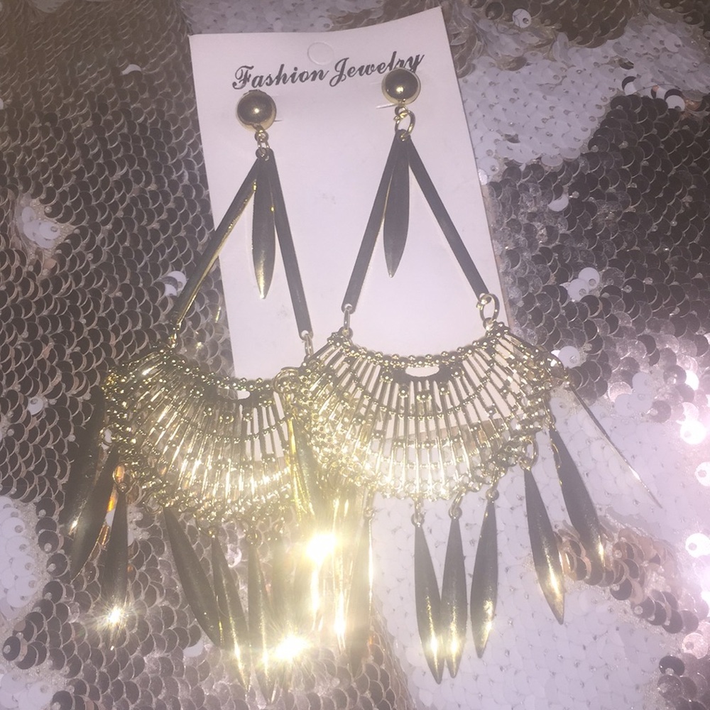 Classy gold dangling earrings